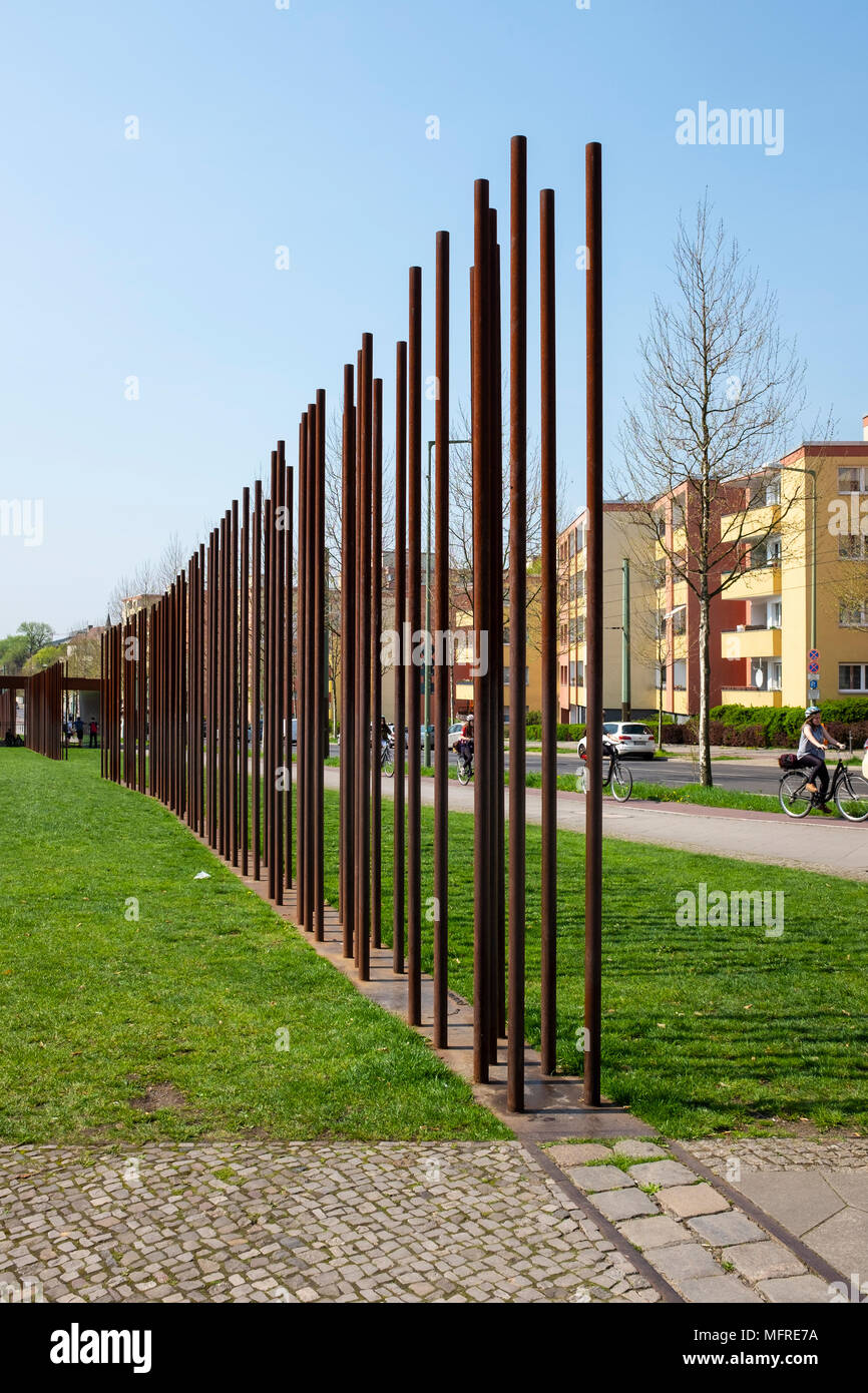 Sculpture en acier indiquant la voie d'mur à Mémorial du Mur de Berlin sur la Bernauer Strasse , Berlin, Allemagne. Le GedenkstŠtte Berliner Mauer commémore Banque D'Images