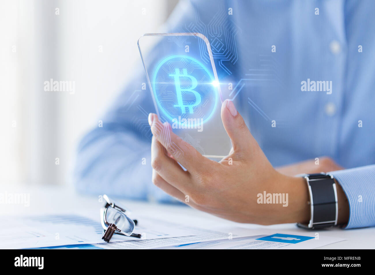 Close up de bitcoin sur smartphone transparent Banque D'Images