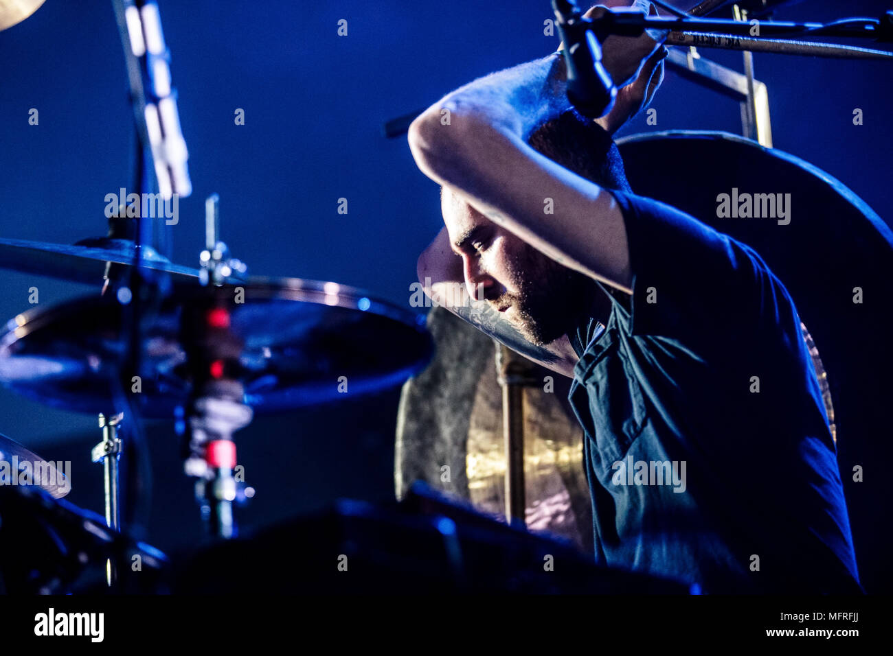 Pays-bas, Tilburg - Avril 21, 2018. L'American heavy metal band Bell Witch effectue un concert live au cours de la Dutch music festival Roadburn Festival 2018 à Tilburg. Jesse batteur ici Shreibman est vu sur scène. (Photo crédit : Gonzales Photo - Peter Troest). Banque D'Images