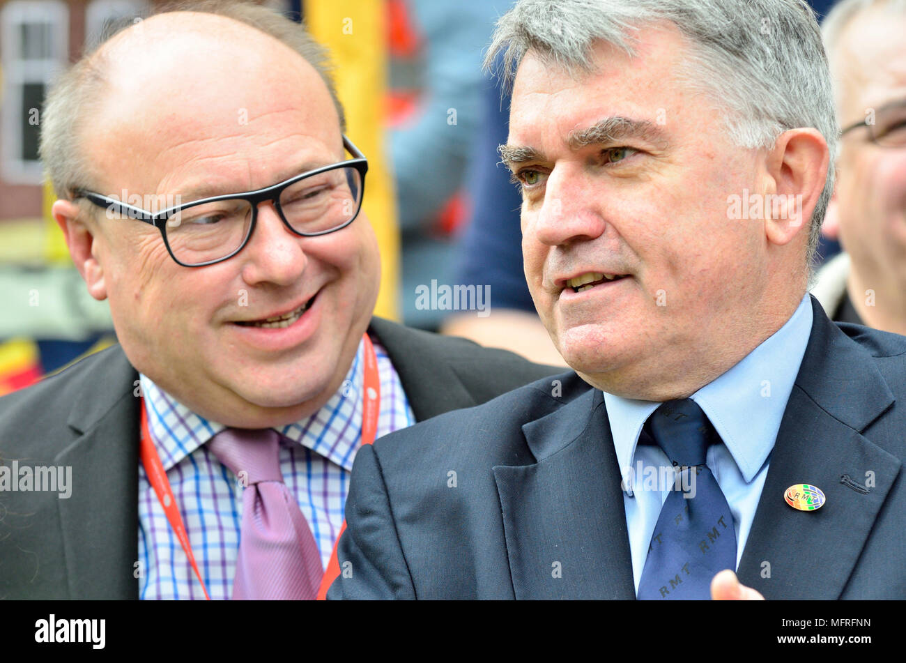 Grahame Morris (MP) et du travail : Easington Trésorerie Mick (Gen Secrétaire, RMT) à une protestation contre l'équipe de diver seulement de trains sur le rail sud, Westminst Banque D'Images