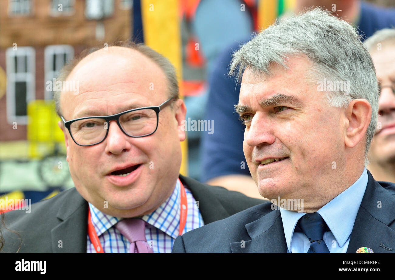 Grahame Morris (MP) et du travail : Easington Trésorerie Mick (Gen Secrétaire, RMT) à une protestation contre l'équipe de diver seulement de trains sur le rail sud, Westminst Banque D'Images