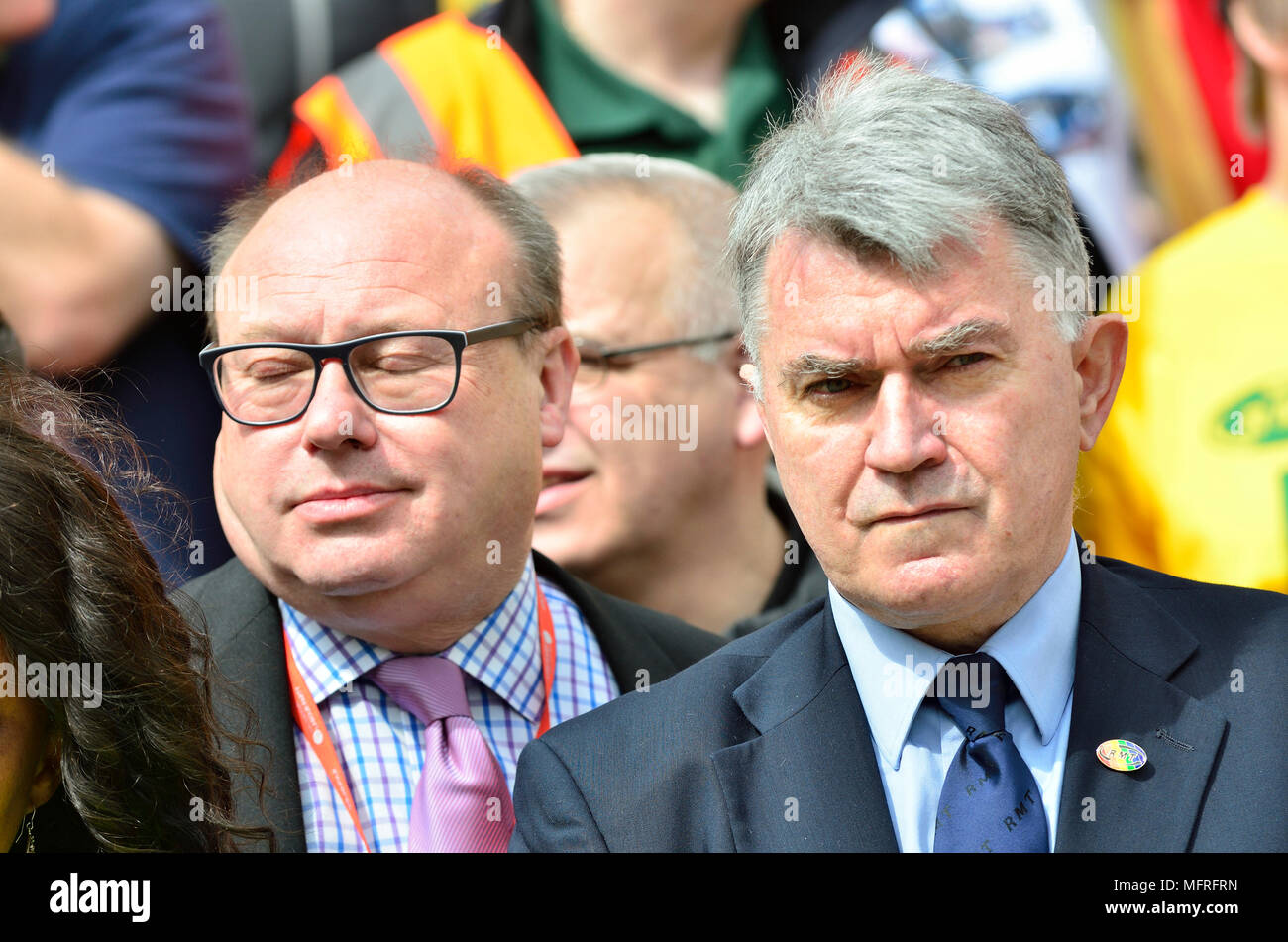 Grahame Morris (MP) et du travail : Easington Trésorerie Mick (Gen Secrétaire, RMT) à une protestation contre l'équipe de diver seulement de trains sur le rail sud, Westminst Banque D'Images