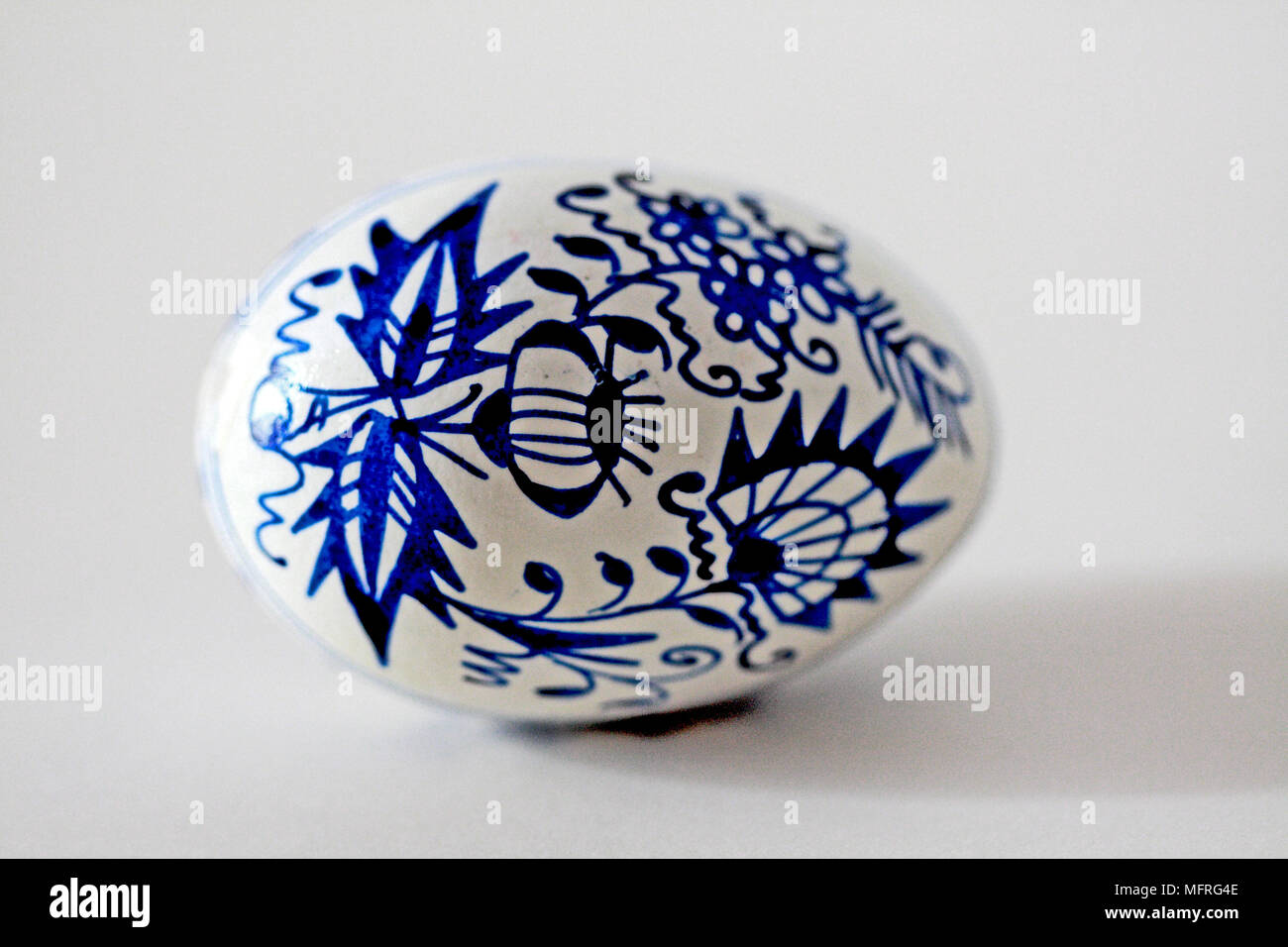 Oeuf de Pâques en République tchèque avec l'oignon bleu sur fond blanc. Les oeufs sont décorés sur coquille. Banque D'Images