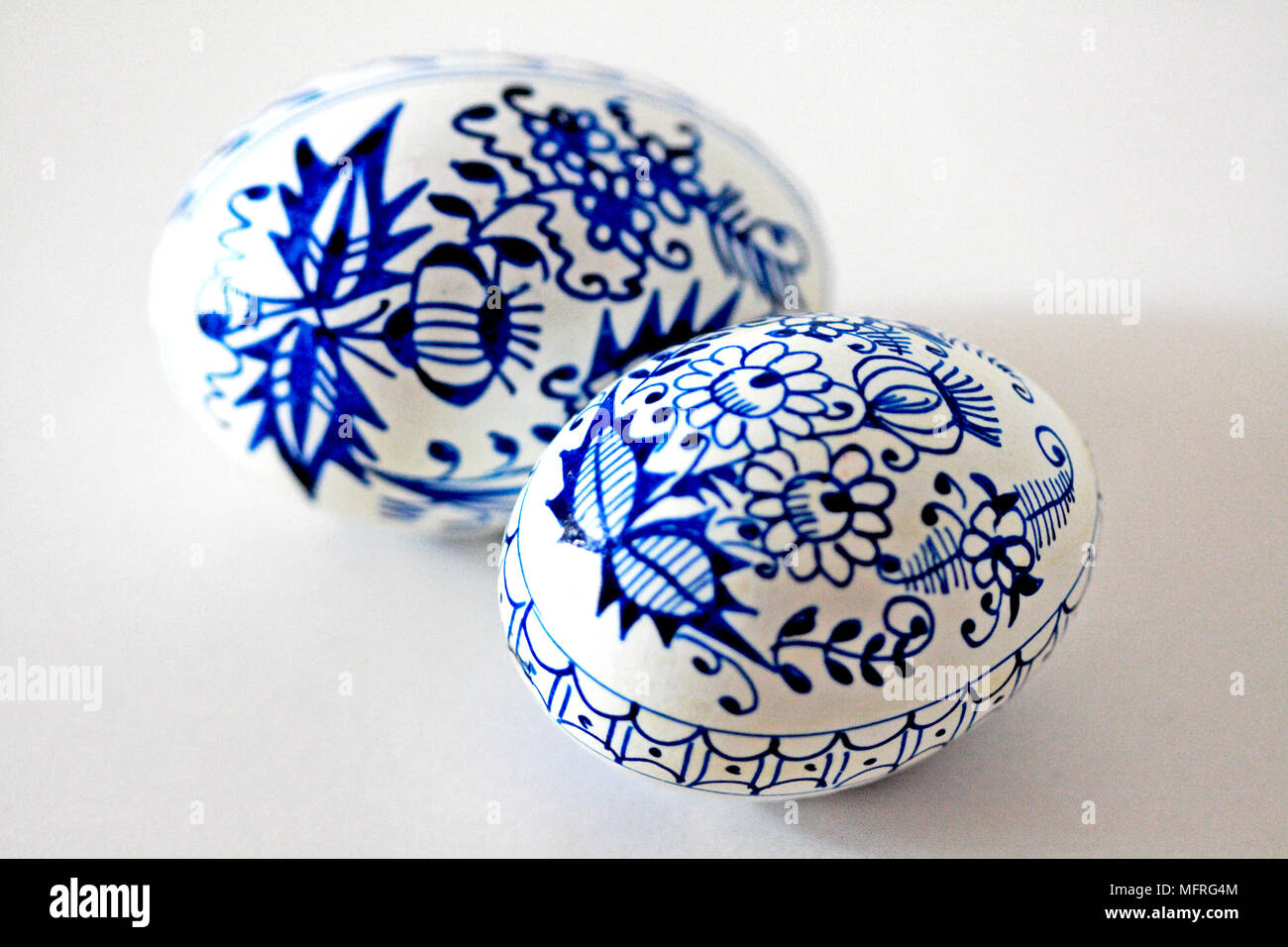 Deux oeufs de Pâques en République tchèque avec l'oignon bleu sur fond blanc. Les oeufs sont décorés de motifs à l'encre bleue sur coquille dans un BO Banque D'Images