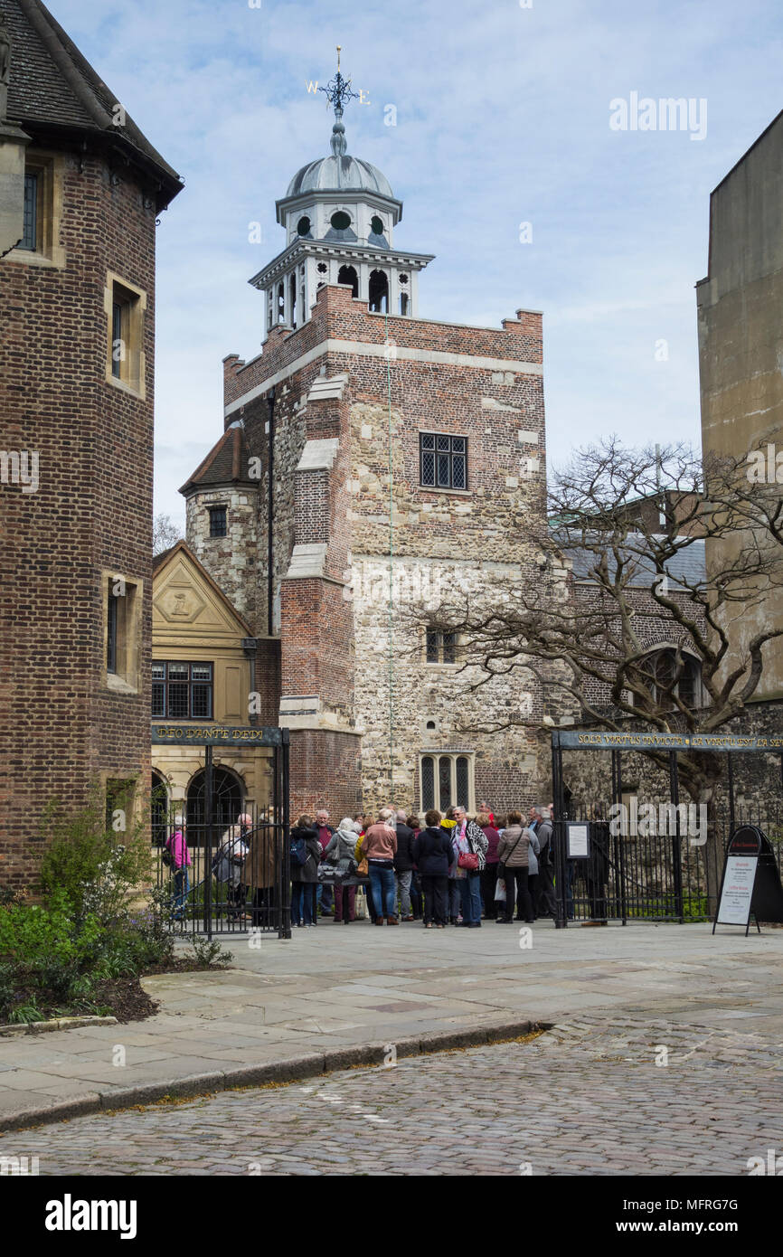 Une visite guidée à l'extérieur de la chartreuse sur Charterhouse Square, London, EC1, UK Banque D'Images