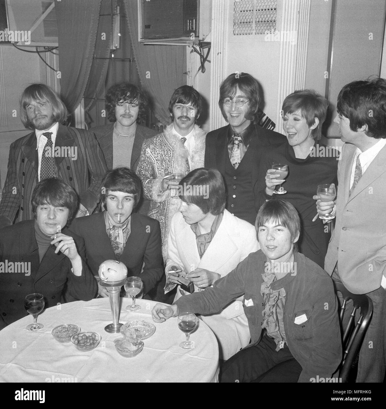 Le guitariste Brian Jones (arrière, gauche), des Rolling Stones, photographiée avec les Beatles et 'groupe' de pamplemousse, qui fête la sortie de leur premier single RCA 'cher Delilah'. à au "parti des Pamplemousses dans le costume de l'Hanover Mayfair Hotel à Londres. Banque D'Images