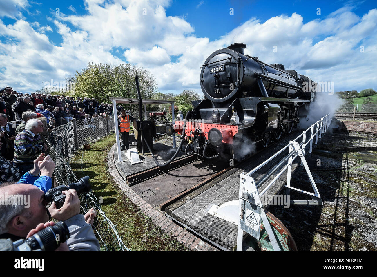 Les gens de la Locomotive à vapeur 45212 photographie ROY 'CORKY' BROWN Black Stanier Cinq, classe 5MT 4-6-0, comme c'est tourné autour d'une immense couronne à Yeovil Junction, où il a tiré dans la jambe pendant son de la Grande-Bretagne XI tour de train à vapeur. Banque D'Images