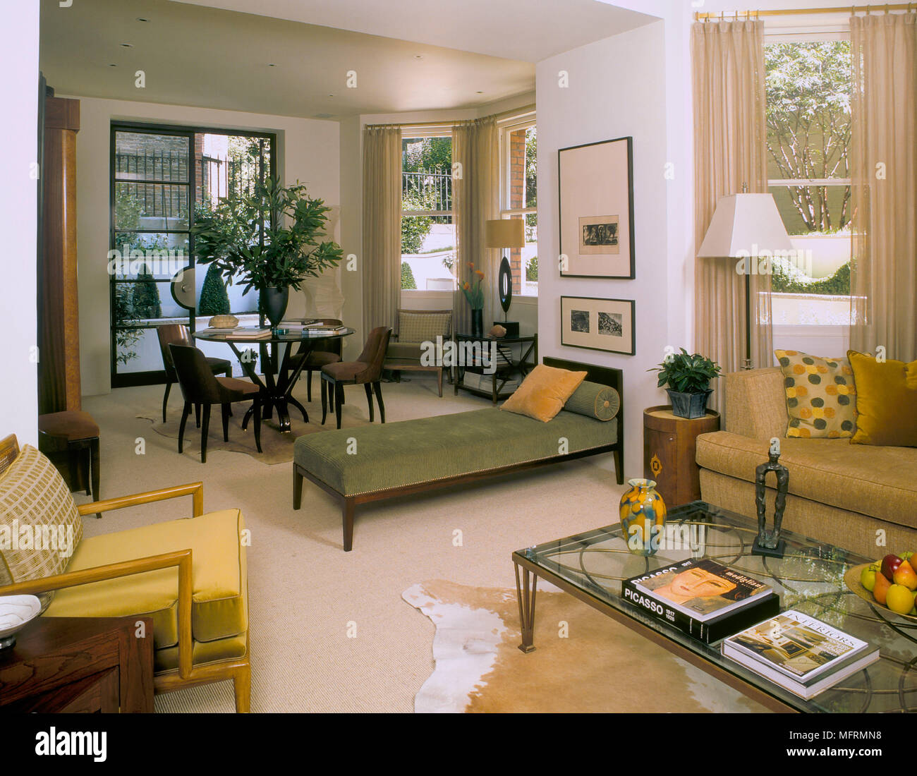 Un salon moderne avec un coin salon canapés rembourrés et chaise longue  fauteuil table basse en verre Photo Stock - Alamy