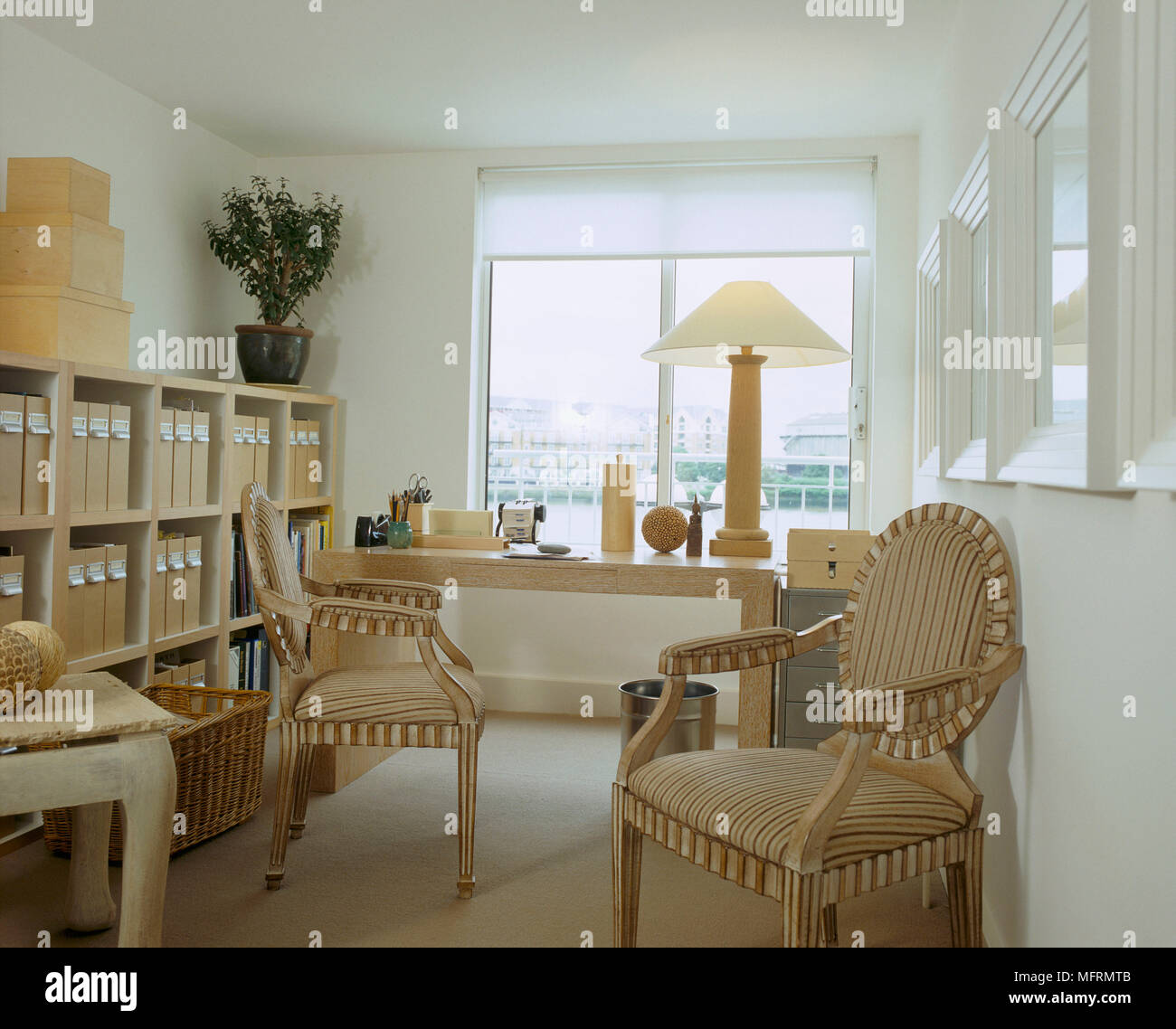 Une maison moderne avec une table d'étude de bureau fauteuils période étalage de stocker les fichiers de zone Banque D'Images