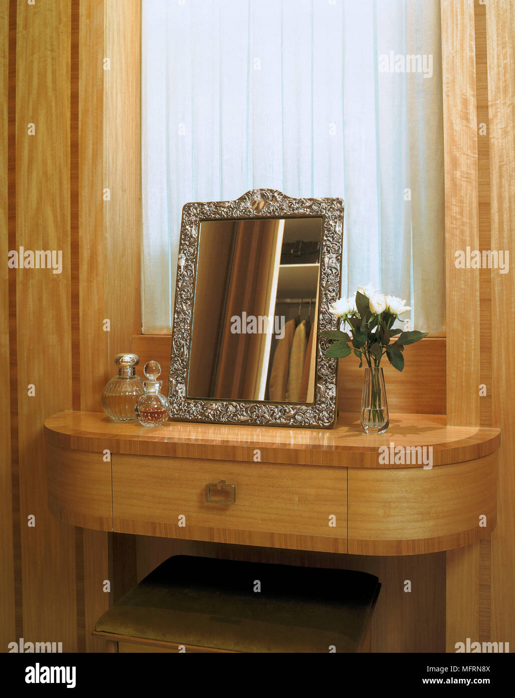 Un détail de style moderne art-déco coiffeuse au-dessous de la glace miroir  argent bois Flacons à parfum en verre Photo Stock - Alamy