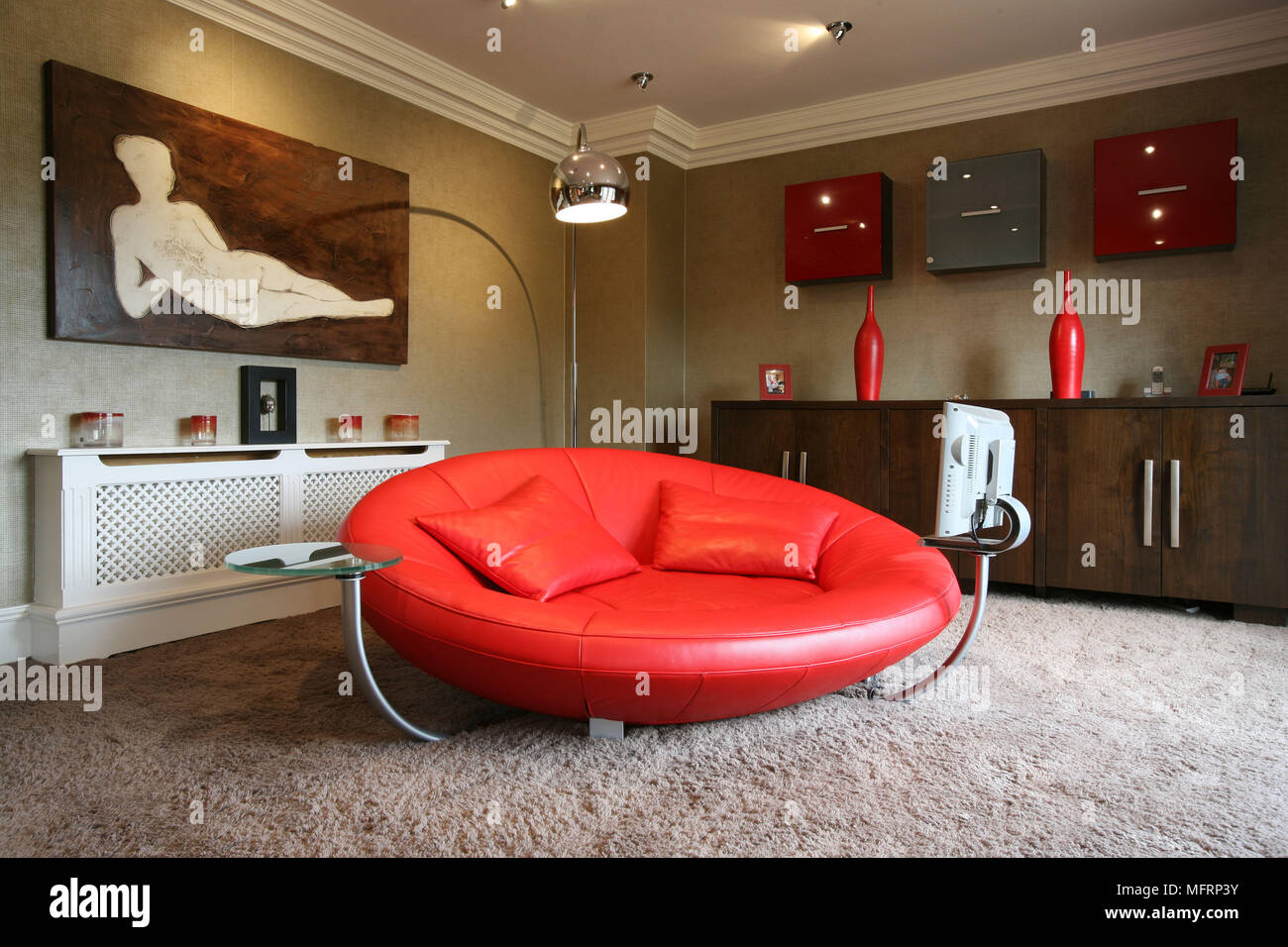 Canapé en cuir rouge au centre du salon moderne Photo Stock - Alamy