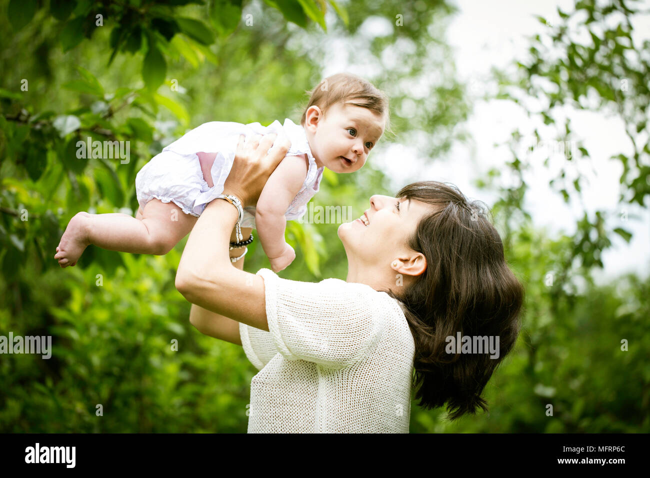 Mère avec bébé dans le jardin, de la famille, de la Bavière, Allemagne Banque D'Images