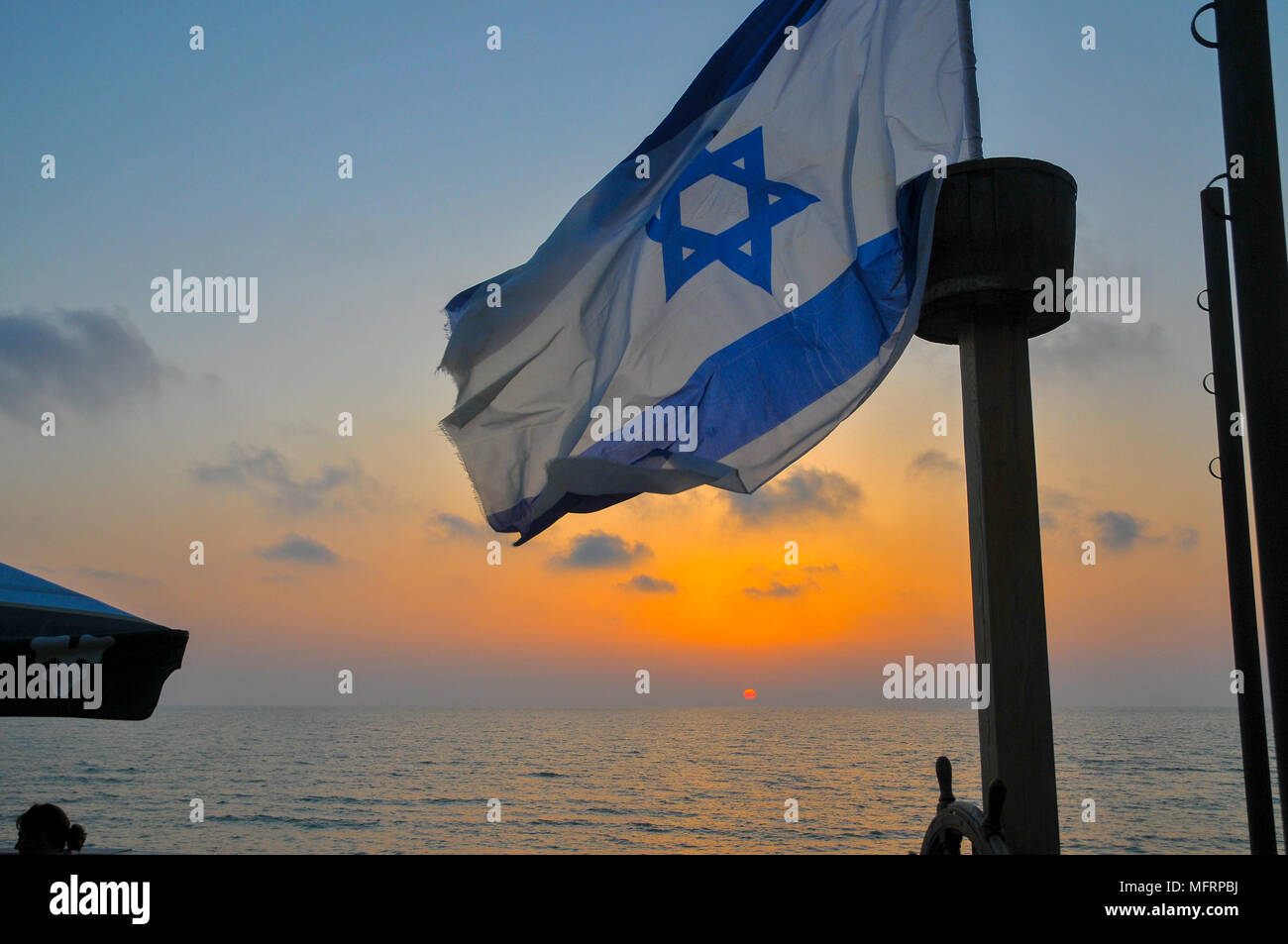 Drapeau israélien ciel bleu au coucher du soleil Banque D'Images