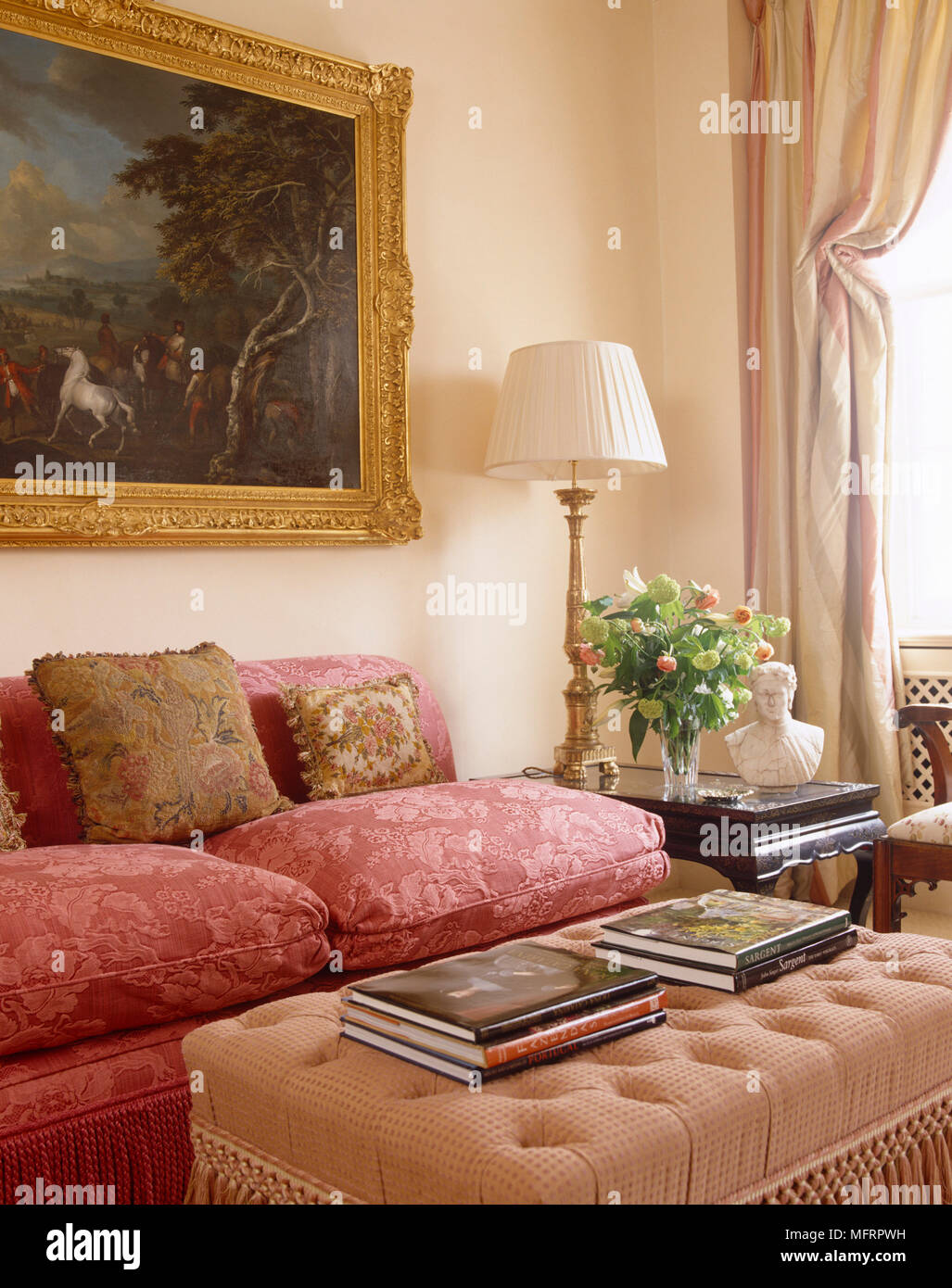 Canapé à motifs rose doré sous tableau encadré Banque D'Images
