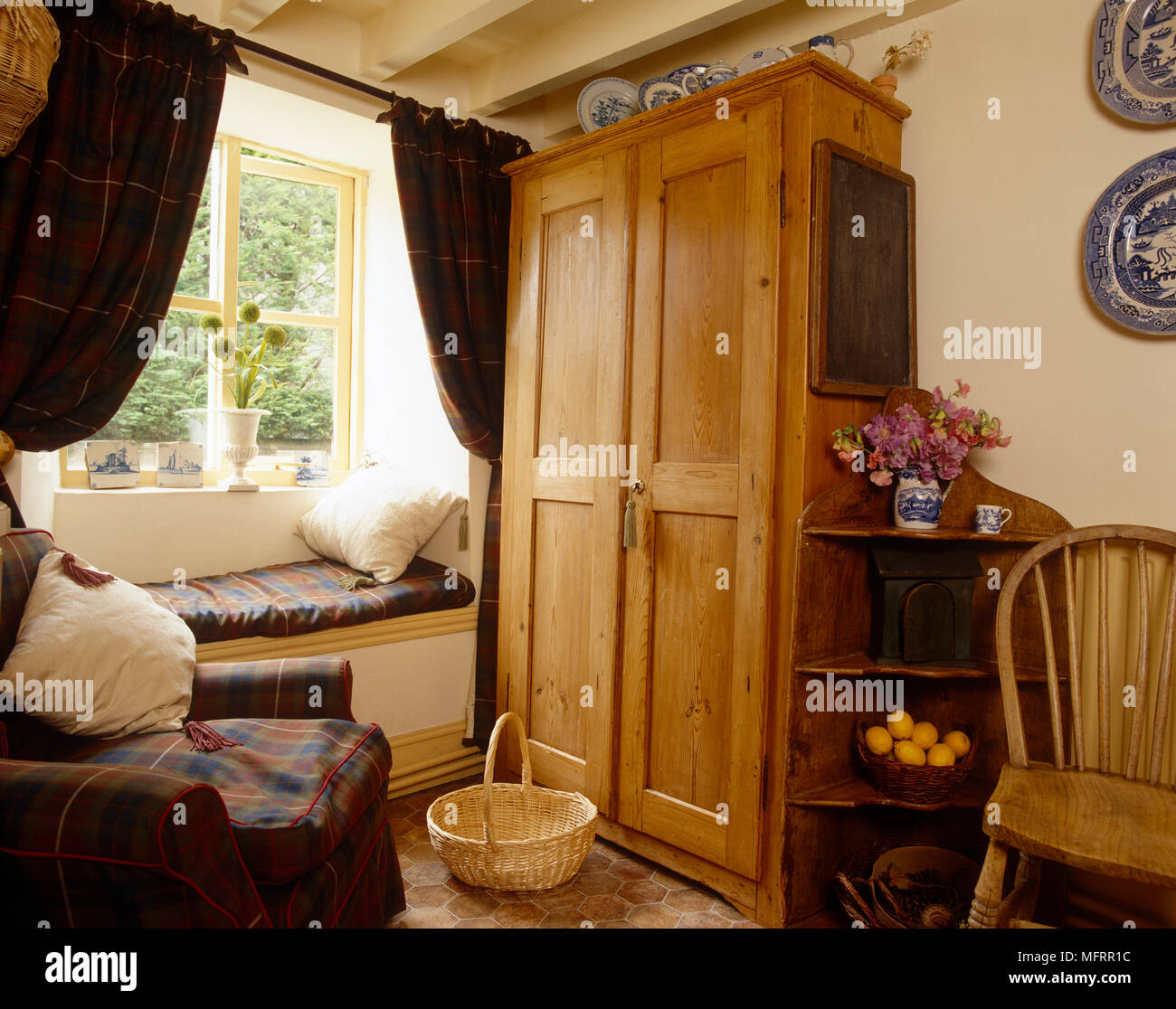 Armoire en chêne à l'angle de la chambre à côté de la fenêtre Photo Stock -  Alamy