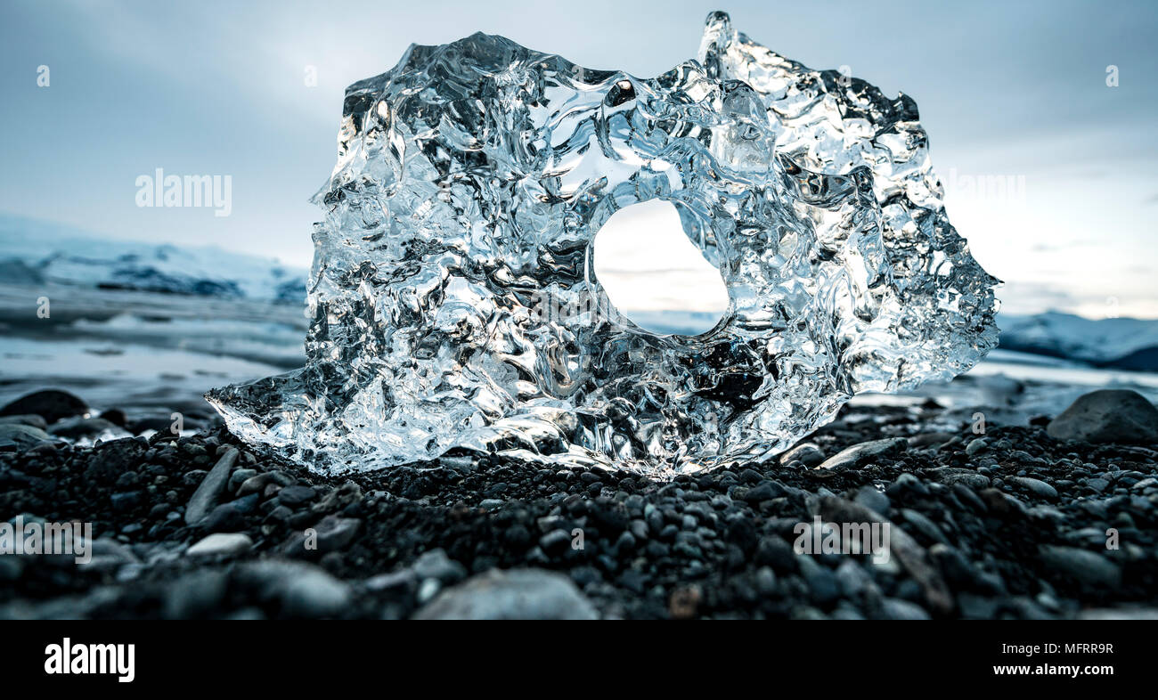 Les morceaux de glace, de la glace avec le trou noir à la plage de gravier, glacier Jökulsárlón lagoon, le lac glacier Vatnajökull, bordure sud du Banque D'Images