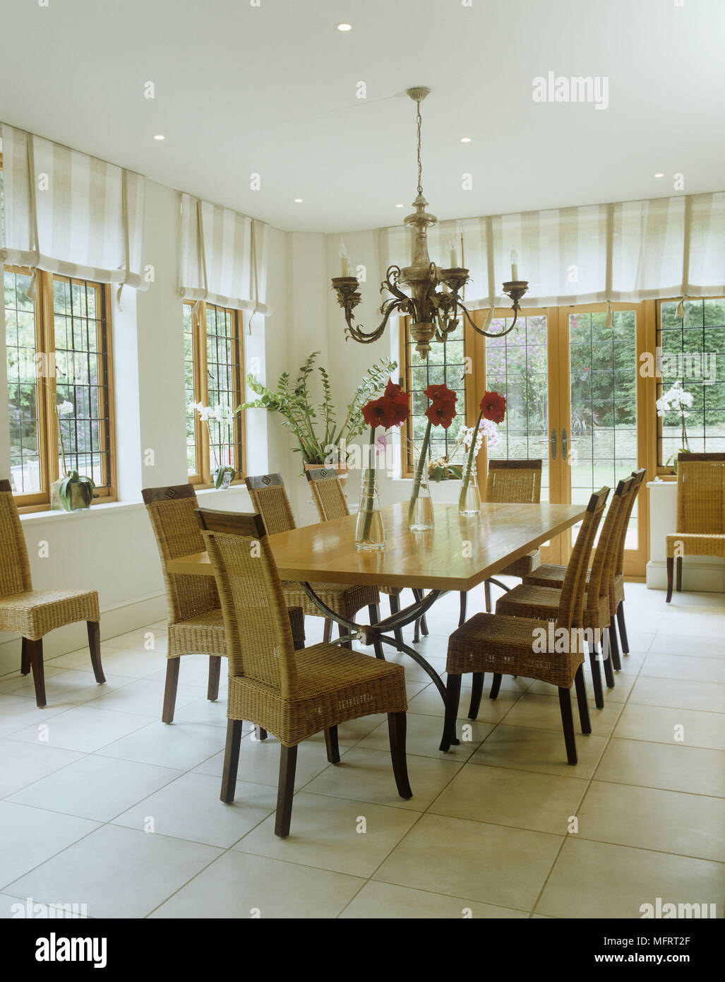 Table à manger et chaises sur carrelage dans salon avec windows. Banque D'Images