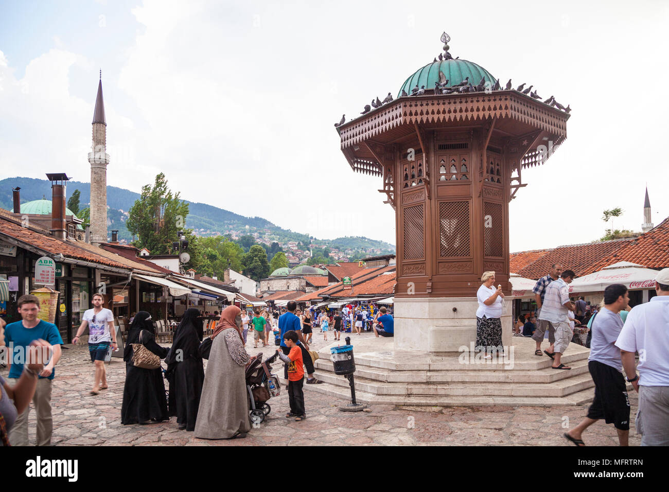 Les touristes se sont réunis autour de la fontaine Sebilj à Sarajevo, Bosnie-Herzégovine Banque D'Images