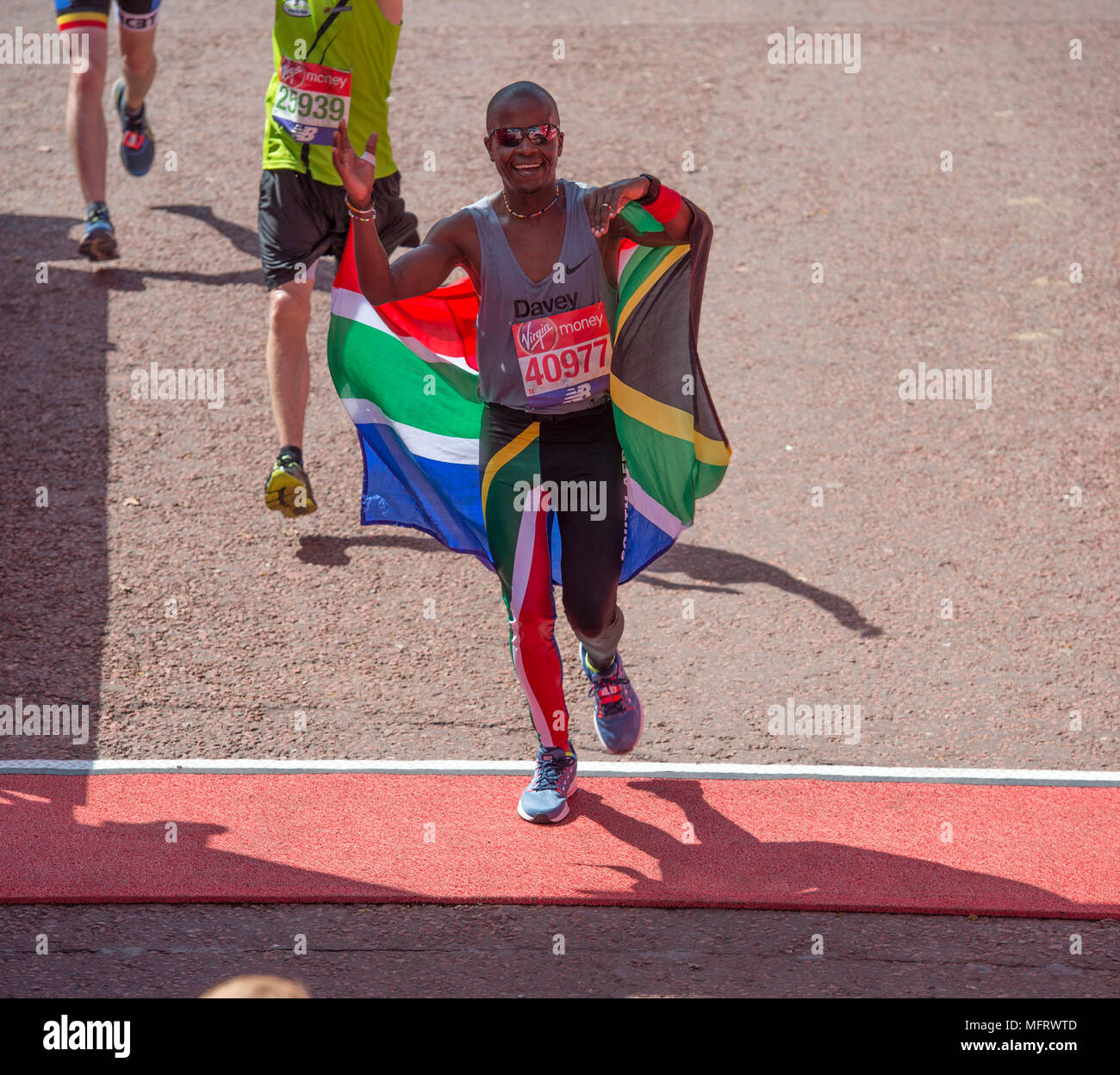 22 avril 2018. La finition des coureurs à l'événement de masse la Vierge Argent Marathon de Londres 2018 sur le Mall. Banque D'Images