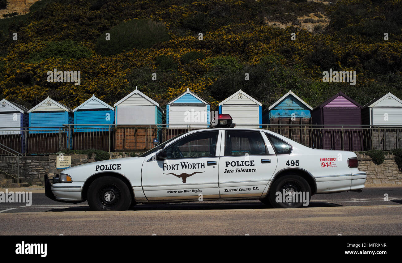 Un Fort Worth voiture de police des États-Unis était stationné sur la plage de Bournemouth en Angleterre Dorset avec cabines de plage à l'arrière-plan. Banque D'Images