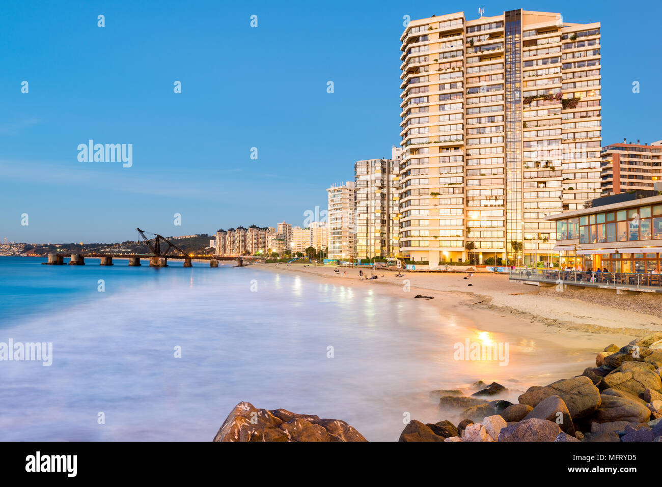 Vina del Mar, Région de Valparaiso, Chili - Vue de l'Acapulco beach et Muelle Vergara au crépuscule. Banque D'Images