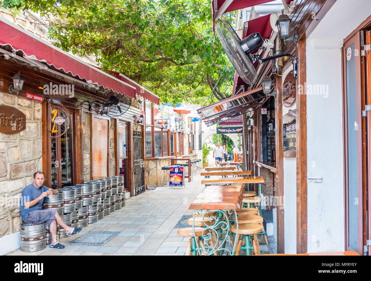 Ruelles de Bodrum avec cafe table et chaises à Bodrum, Turquie.23 août 2017. Banque D'Images