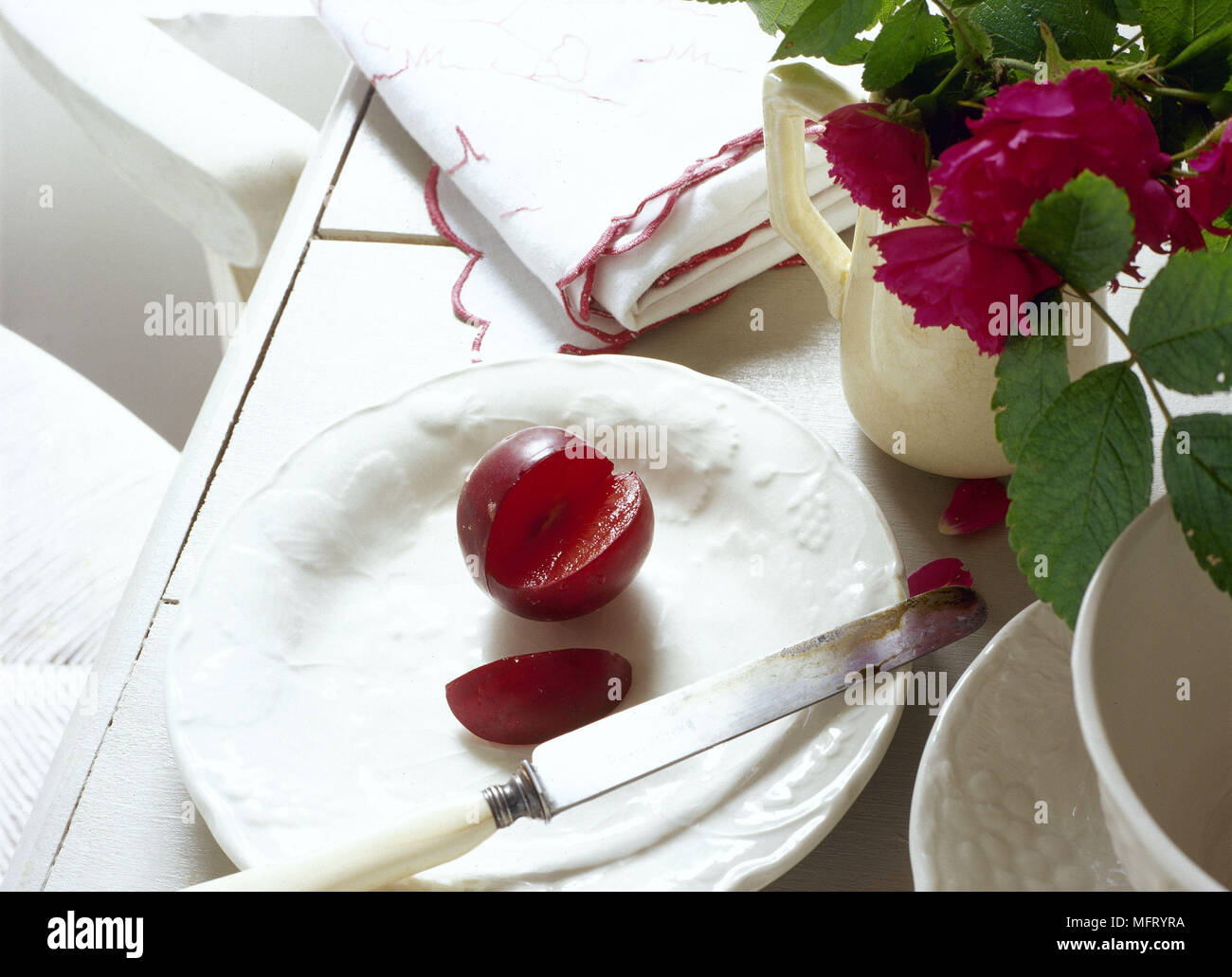 Tranches de prune de table blanc détails intérieurs vie encore creamware fruits Banque D'Images