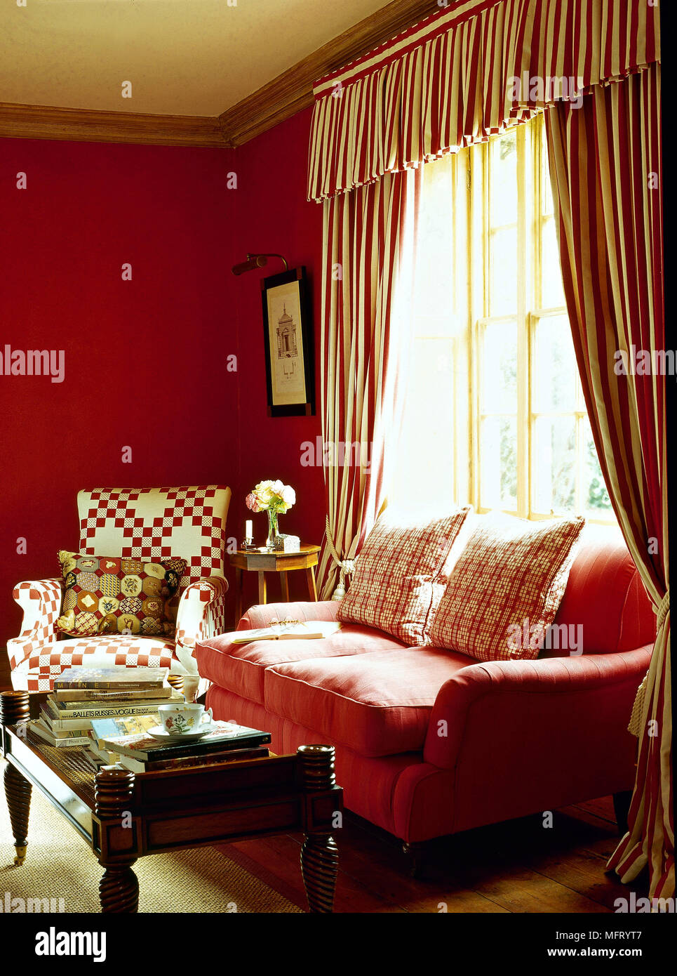 Rouge traditionnel salon canapé rideaux rayés cantonnières fauteuil ... Rouge traditionnel salon canapé rideaux rayés cantonnières fauteuil ...