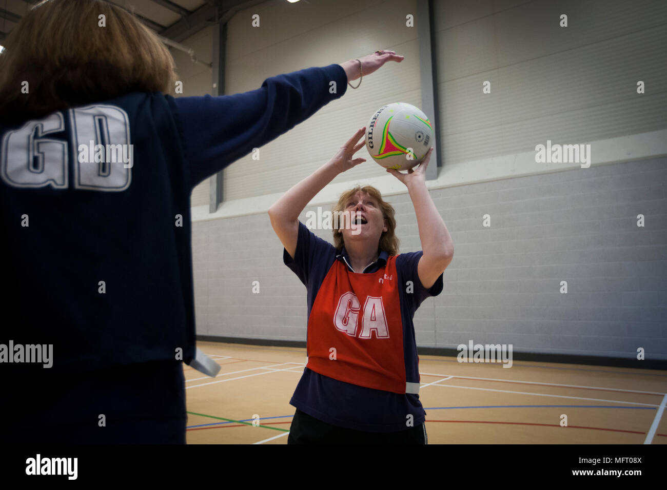 Une session de netball pour les personnes âgées au centre communautaire d'Anfield, Liverpool. Banque D'Images