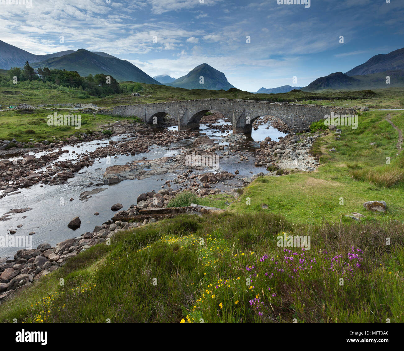Le vieux pont sur la rivière à Sligachan, île de Skye, en Ecosse. Banque D'Images
