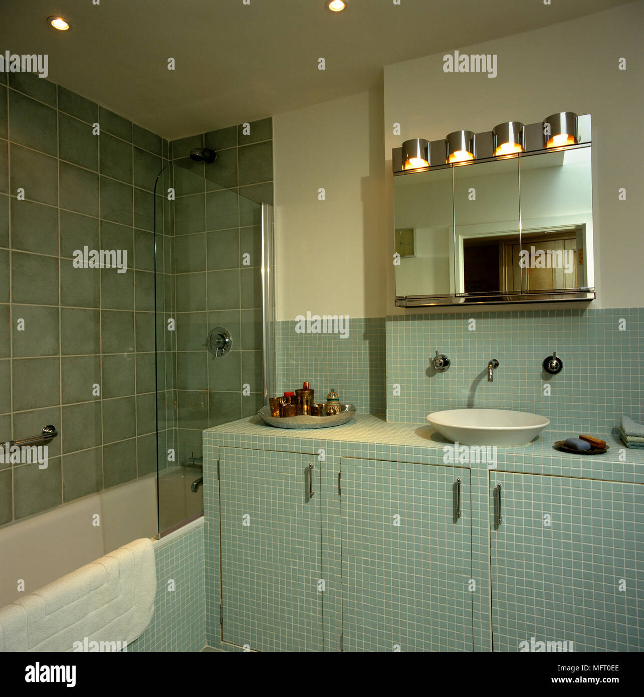 Vasque Au Sol Salle De Bain Vasque Sur Sol Carrelé Armoire à Côté De Baignoire Dans Salle De Bains Vert Vasque Au Sol Salle De Bain Vasque Sur Sol Carrelé Armoire à Côté De Baignoire Dans Salle De Bains Vert
