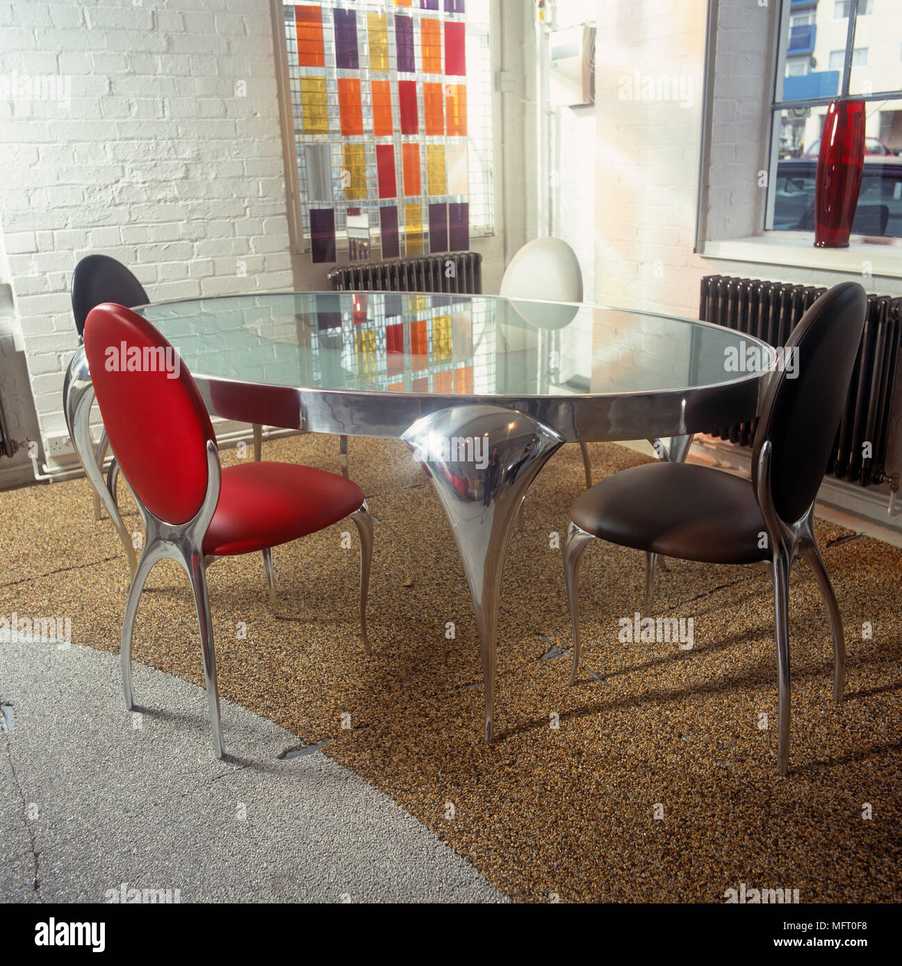 Table en verre de style rétro et de fauteuils en cuir dans une salle  contemporaine Photo Stock - Alamy