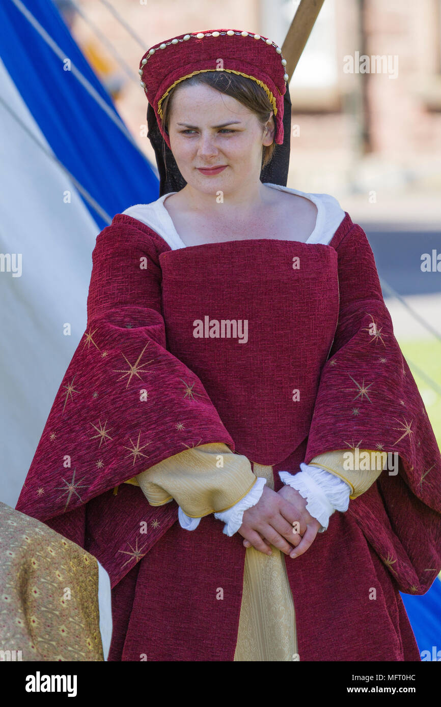 Les jeunes femmes de la reconstitution médiévale en robe de style Tudor Banque D'Images