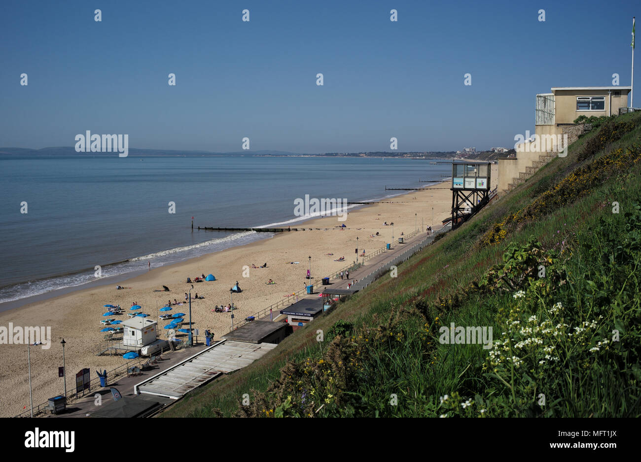 Funiculaire de pêcheurs à pied de la falaise en opération au cours d'une journée ensoleillée avec vue sur la plage de Southbourne dans Bournemouth Dorset en Angleterre. Banque D'Images