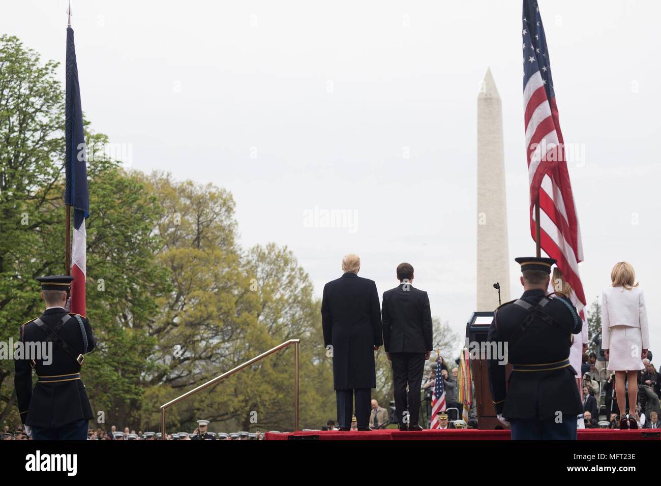 Président américain Donald Trump, à gauche, et le président français, Emmanuel Macron au cours de la cérémonie d'arrivée officielle à la Maison Blanche le 24 avril 2018 à Washington, DC. Macron est une visite d'État à Washington, le premier président depuis Trump a pris le pouvoir. Banque D'Images