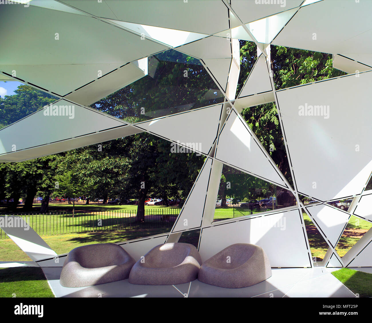 L'intérieur du pavillon conçu par Toyo Ito dans les motifs de la Serpentine Gallery dans Hyde Park Banque D'Images