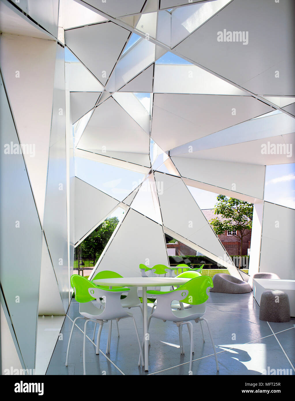 L'intérieur du pavillon conçu par Toyo Ito dans les motifs de la Serpentine Gallery dans Hyde Park Banque D'Images