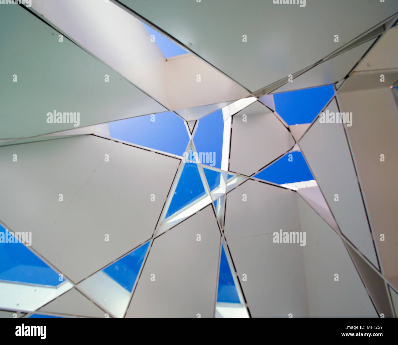 L'intérieur du pavillon conçu par Toyo Ito dans les motifs de la Serpentine Gallery dans Hyde Park Banque D'Images