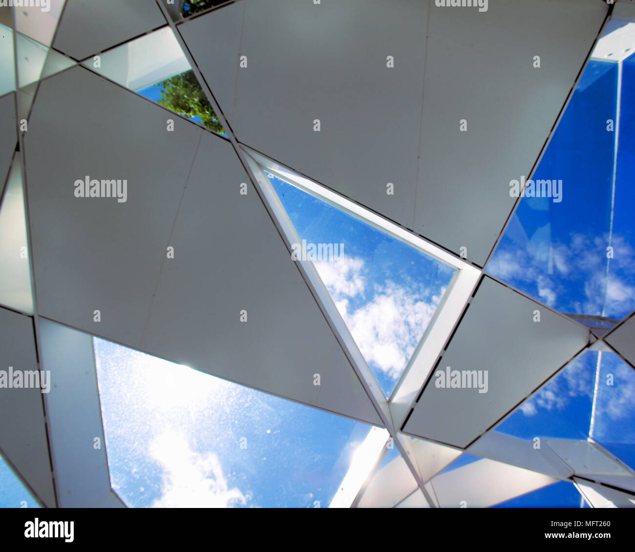 L'intérieur du pavillon conçu par Toyo Ito dans les motifs de la Serpentine Gallery dans Hyde Park Banque D'Images