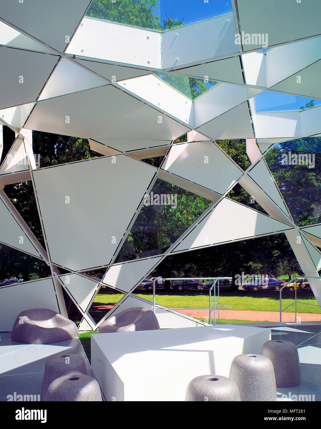 L'intérieur du pavillon conçu par Toyo Ito dans les motifs de la Serpentine Gallery dans Hyde Park Banque D'Images
