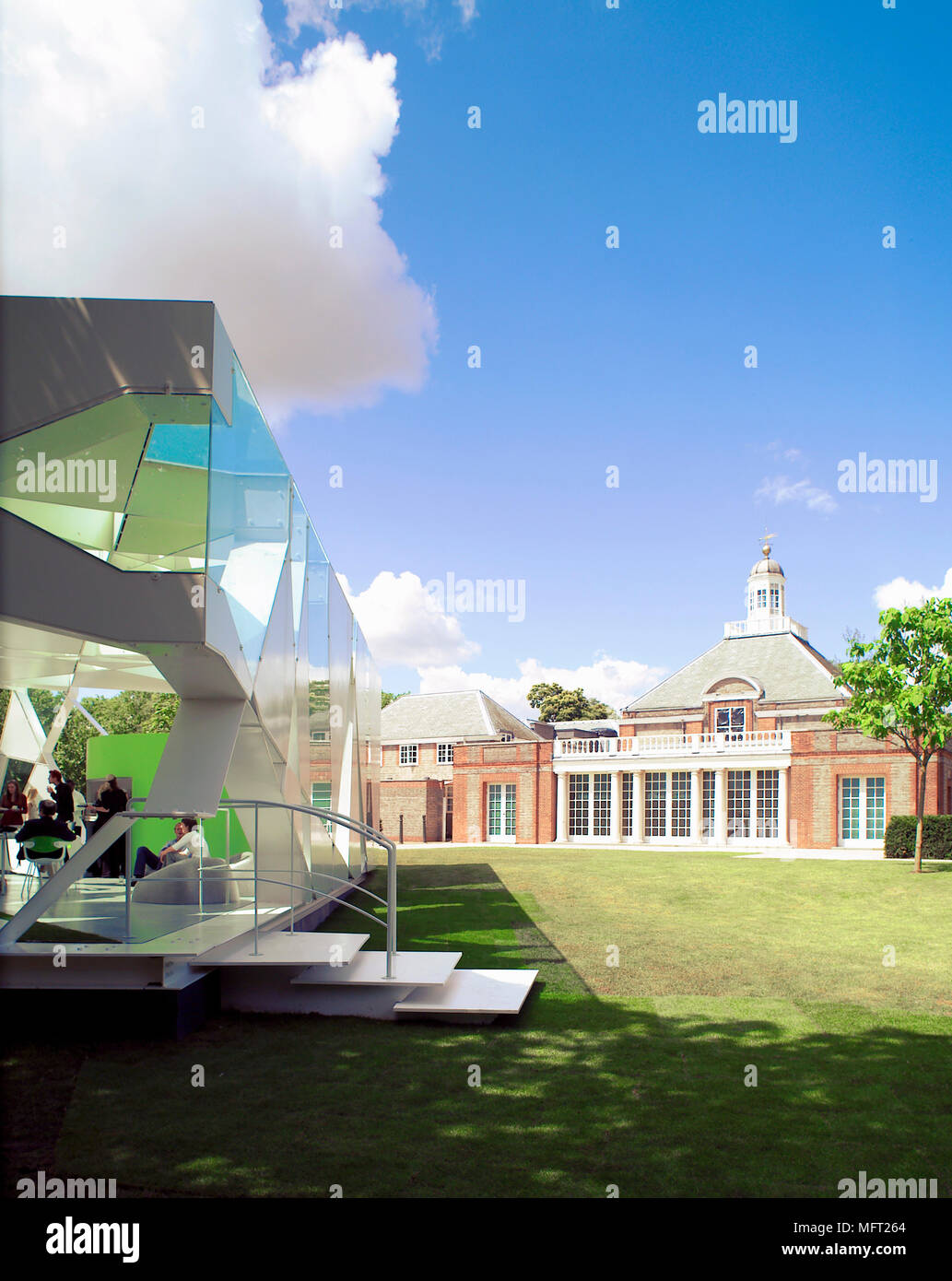 De l'extérieur du pavillon conçu par Toyo Ito dans les motifs de la Serpentine Gallery dans Hyde Park avec la galerie dans l'arrière-plan Banque D'Images