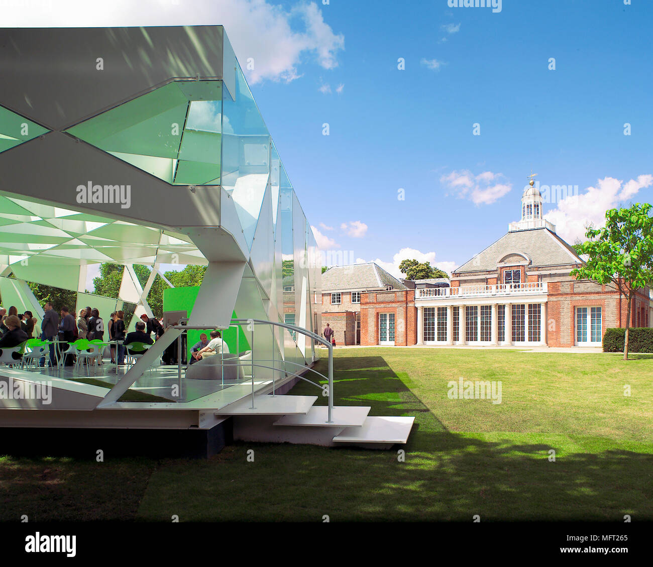 De l'extérieur du pavillon conçu par Toyo Ito dans les motifs de la Serpentine Gallery dans Hyde Park avec la galerie dans l'arrière-plan Banque D'Images