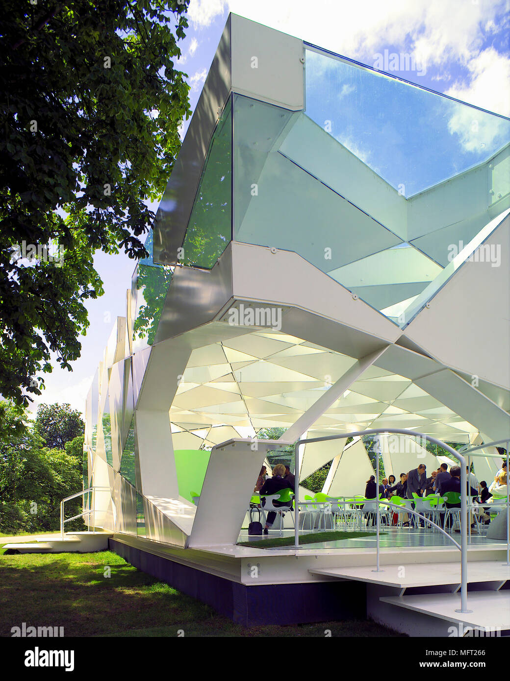 De l'extérieur du pavillon conçu par Toyo Ito dans les motifs de la Serpentine Gallery dans Hyde Park Banque D'Images