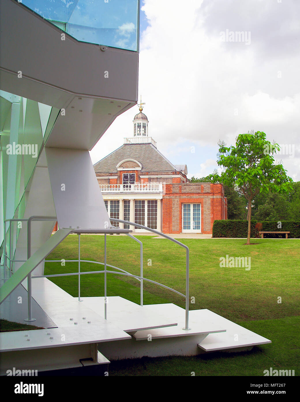 De l'extérieur du pavillon conçu par Toyo Ito dans les motifs de la Serpentine Gallery dans Hyde Park avec la galerie dans l'arrière-plan Banque D'Images