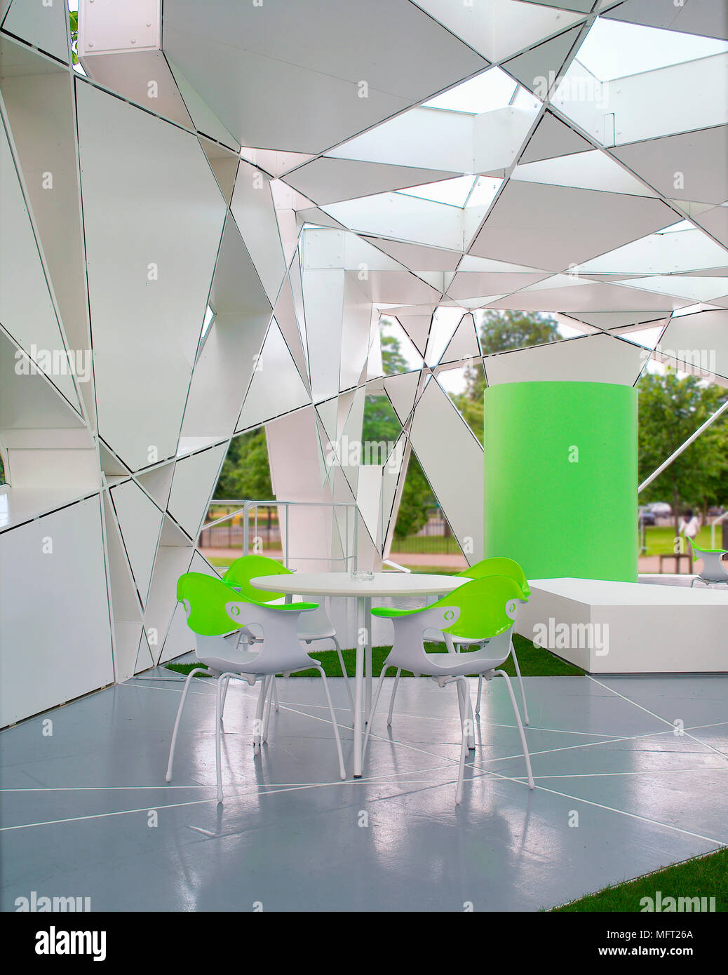 L'intérieur du pavillon conçu par Toyo Ito dans les motifs de la Serpentine Gallery dans Hyde Park Banque D'Images