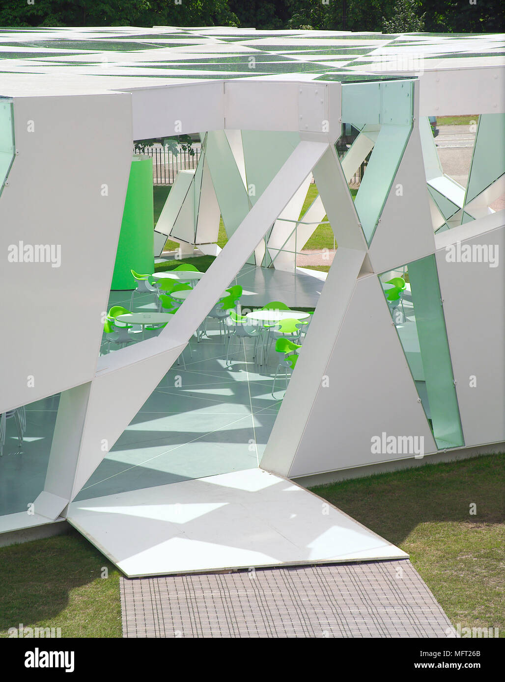 De l'extérieur du pavillon conçu par Toyo Ito dans les motifs de la Serpentine Gallery dans Hyde Park Banque D'Images