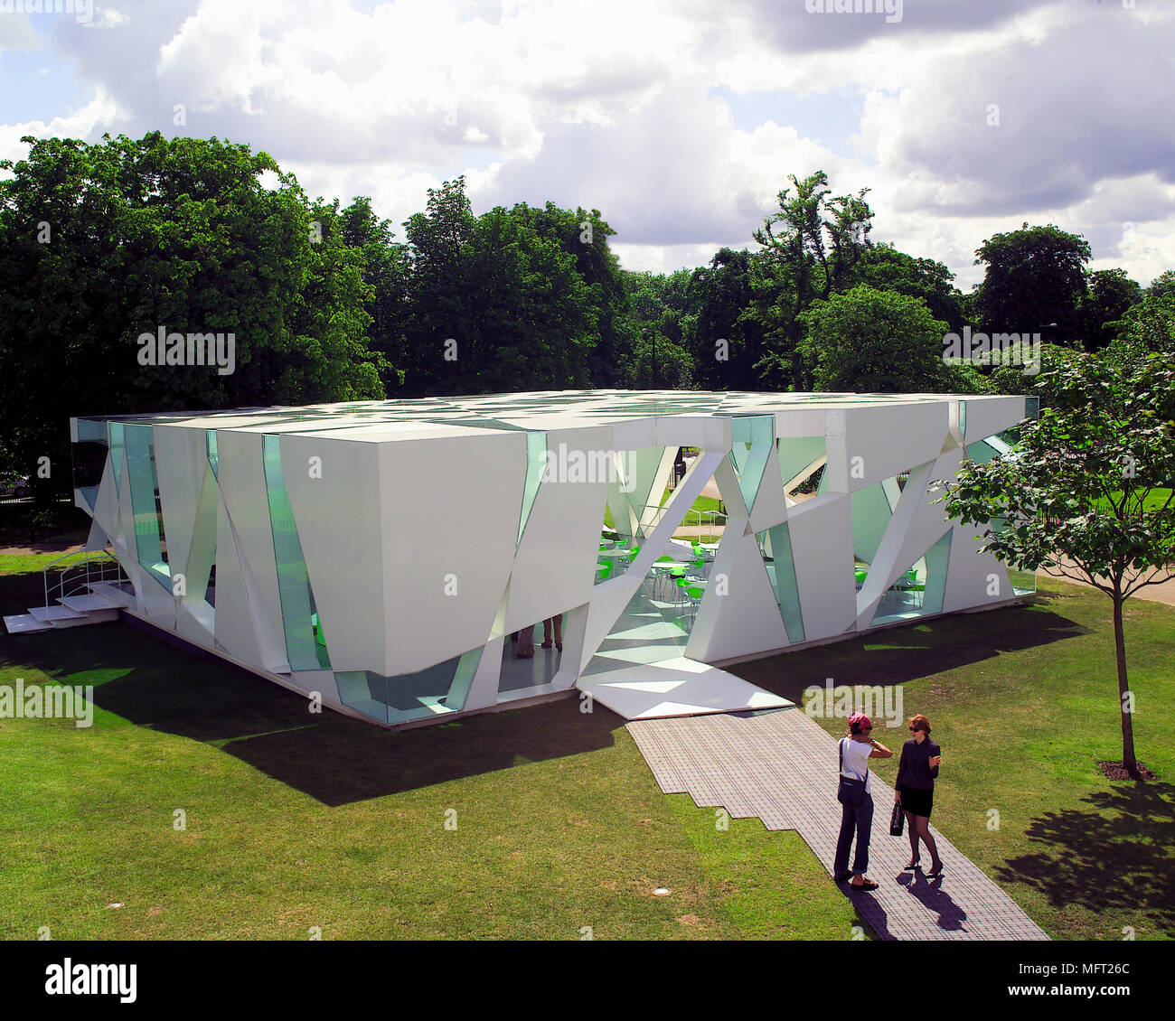 De l'extérieur du pavillon conçu par Toyo Ito dans les motifs de la Serpentine Gallery dans Hyde Park Banque D'Images