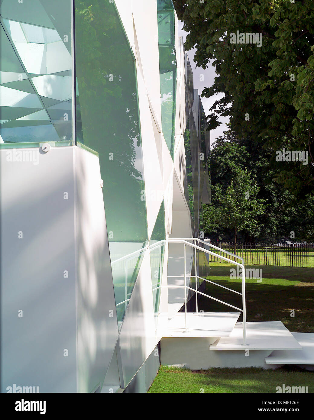 De l'extérieur du pavillon conçu par Toyo Ito dans les motifs de la Serpentine Gallery dans Hyde Park Banque D'Images