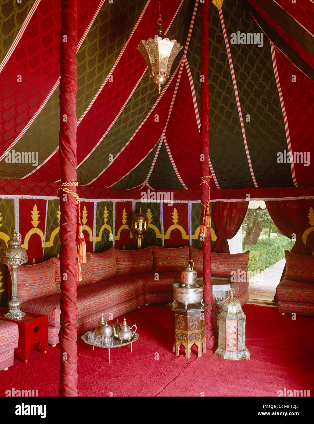 Tente marocaine avec un coin salon et d'argent avec table à thé Banque D'Images