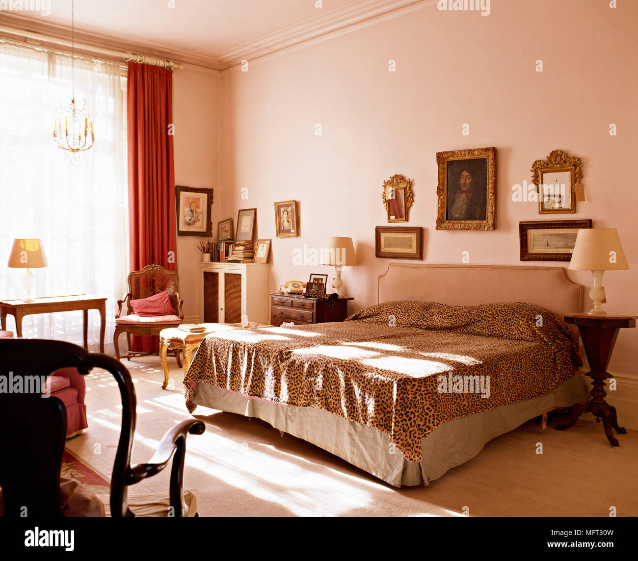 Chambre classique lit fauteuil;s table de chevet lampes rideaux peau  animale tissu interiors chambres chambres couleurs chaudes meubles d'ol  Photo Stock - Alamy